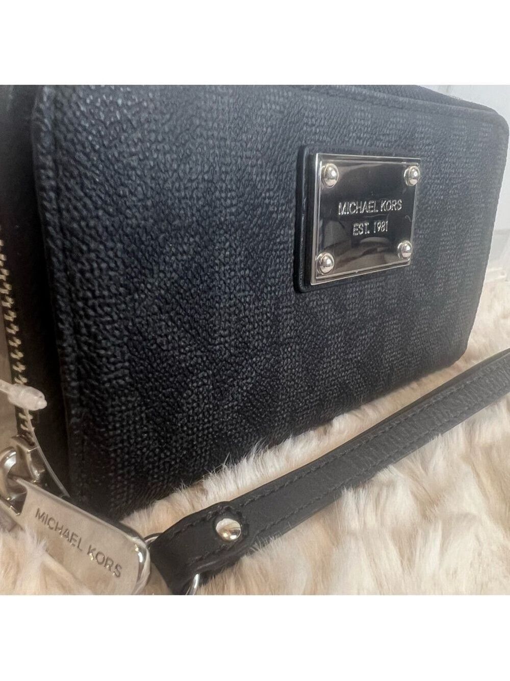MICHAEL KORS LARGE JET SET ZIP AROUND WALLET - Picture 1 of 15